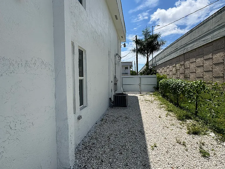 3315 NW 13th Ter — Photo 31