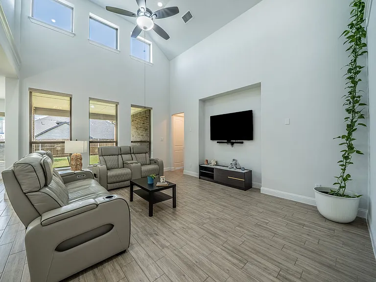 921 Bayberry Dr — Photo 2