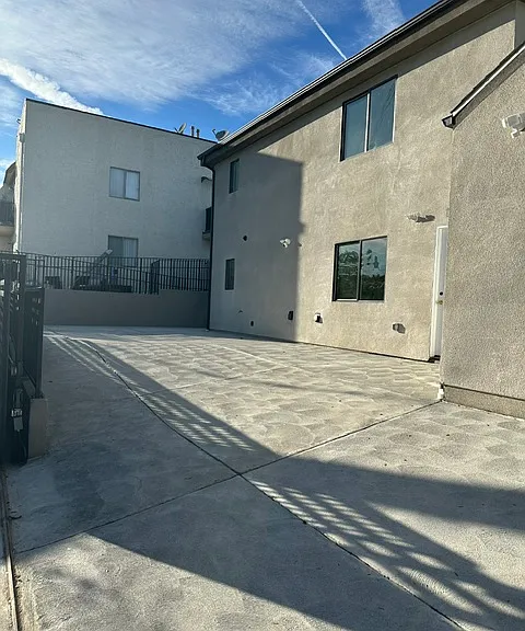 11945 Victory Blvd — Photo 2