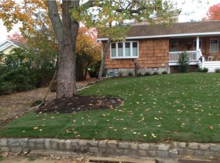 61 Hollywood Dr, Oakdale, NY 11769