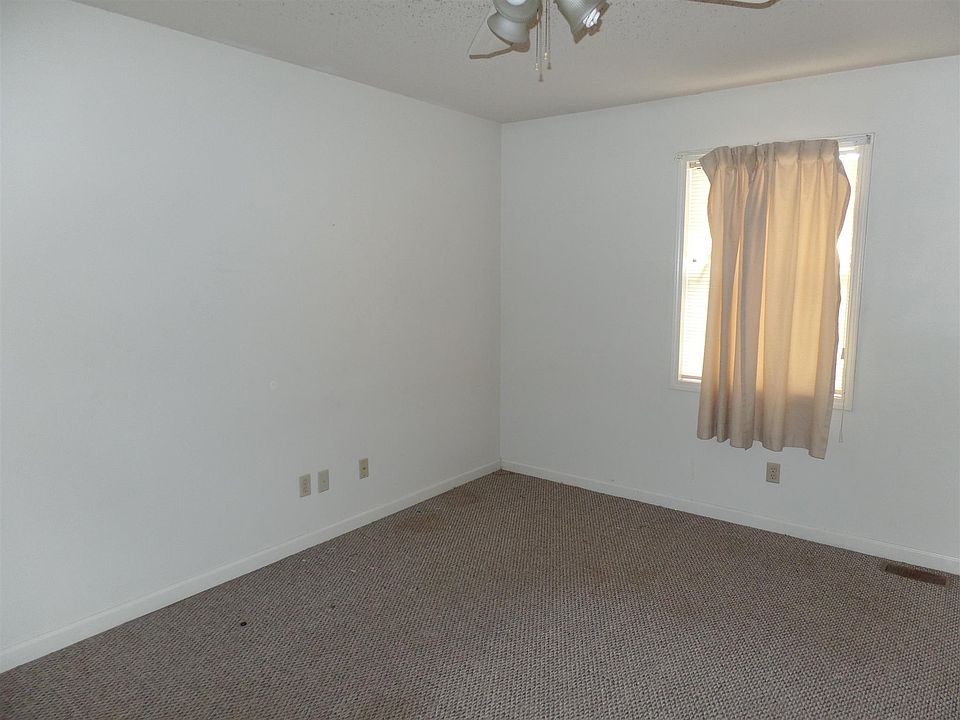 2nd image of 1511 W Knollwood Cir APT B