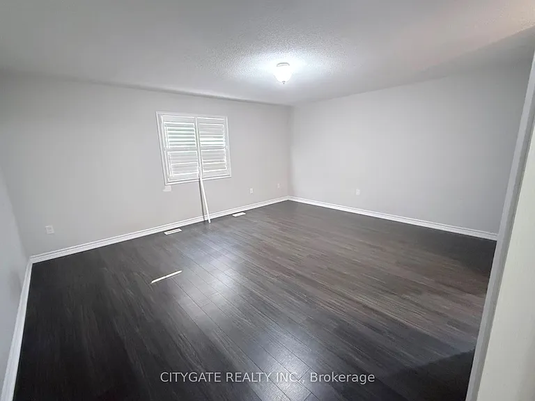 124 Crystalview Cres E — Photo 9