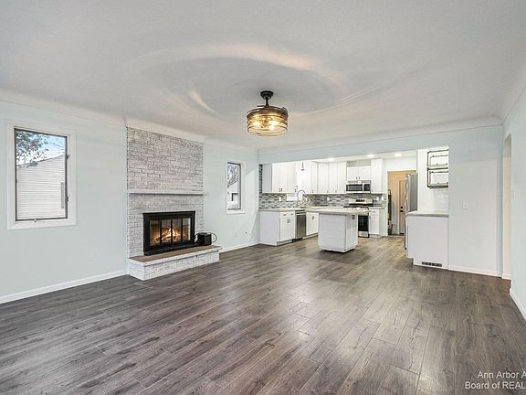 5th image of 1075 Carlton Dr