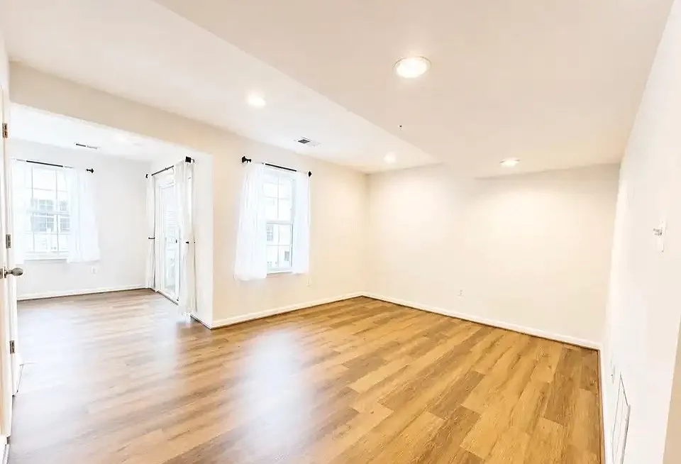 3 bed, 2352 sqft, $3,350 — Photo 4