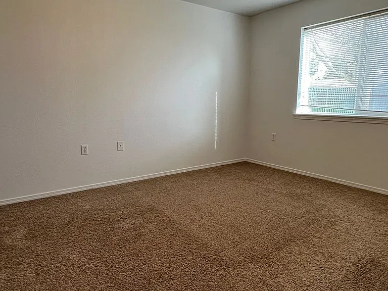 Ellendale Manor Apartments — Photo 11
