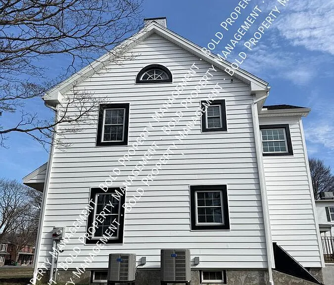 135 N Sheridan Rd — Photo 4