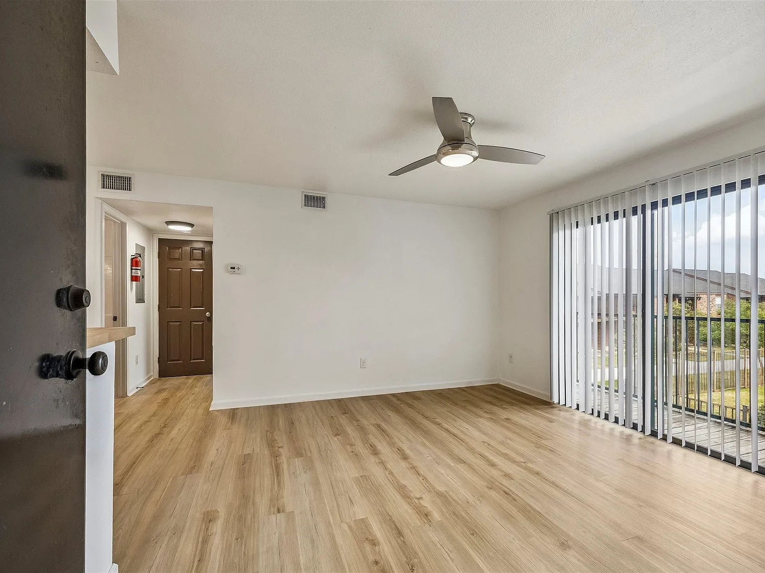 1 bed, 1.0 bath, 677 sqft, $1,000 — Photo 4