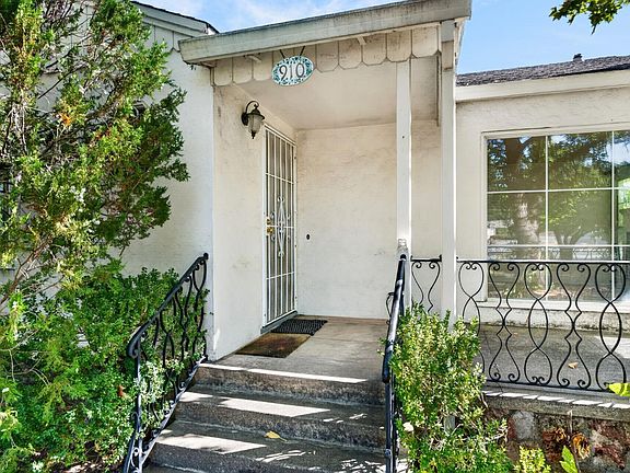 3rd image of 910 S Cloverdale Boulevard