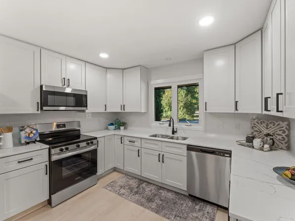 12754 Gordon Dr, Eden Prairie, MN 55346