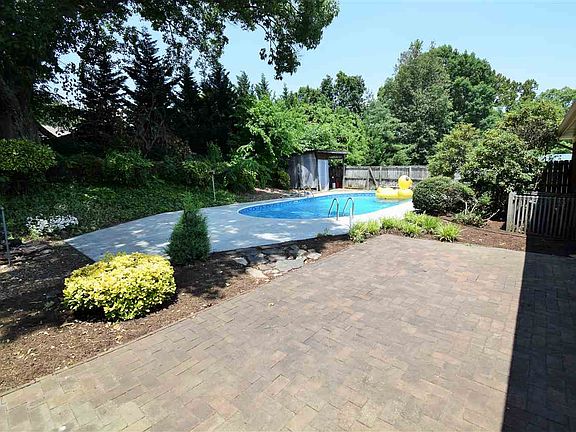 2nd image of 861 Ravenwood Dr