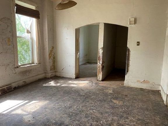 2nd image of 919 W 144th St