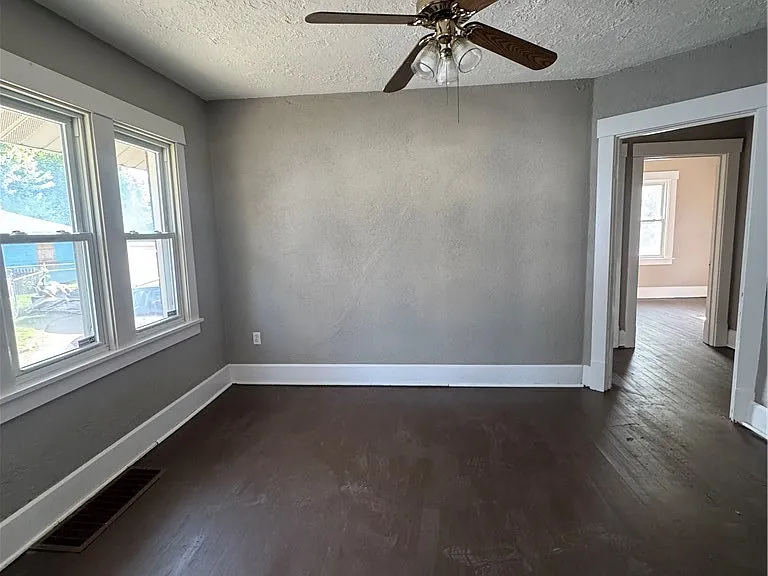 105 Manchester Ave — Photo 4
