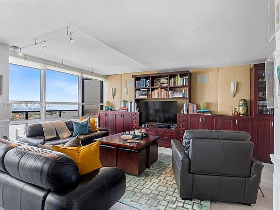 4th image of 600 NE 36th St Penthouse 2