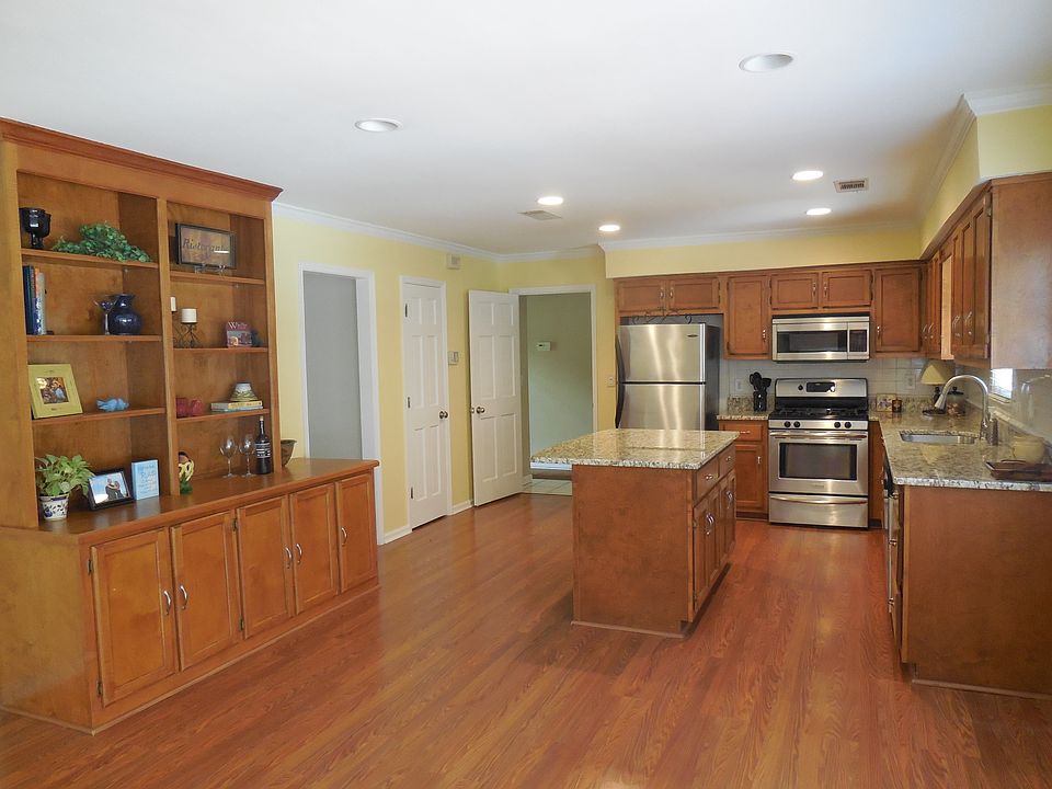 1st image of 203 Crescent Oak
