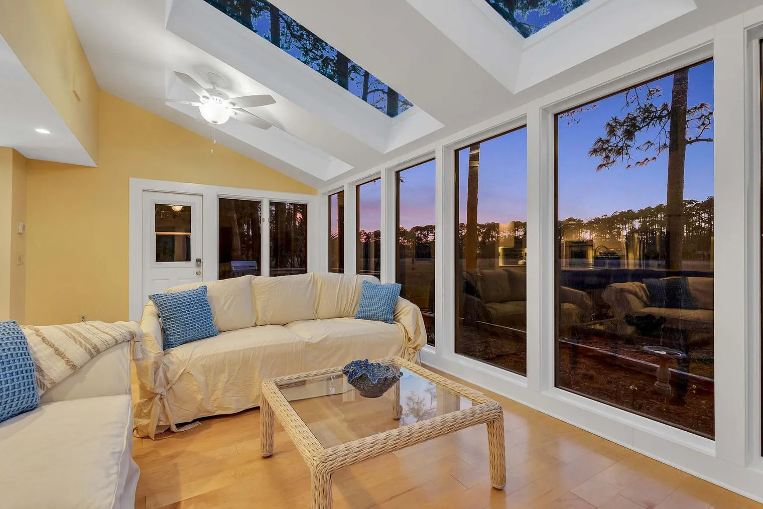4 bed, 2.0 bath, 2551 sqft, $4,300 — Photo 3