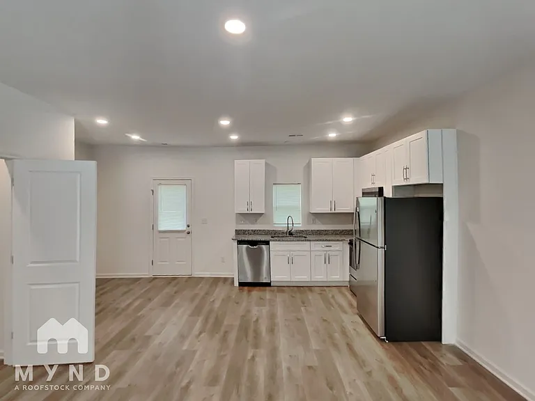 702 W Virginia Ave — Photo 6