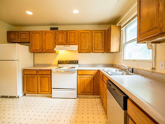4th image of 612 8th St APT 7