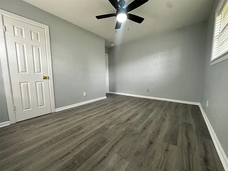 502 Avenue F — Photo 7