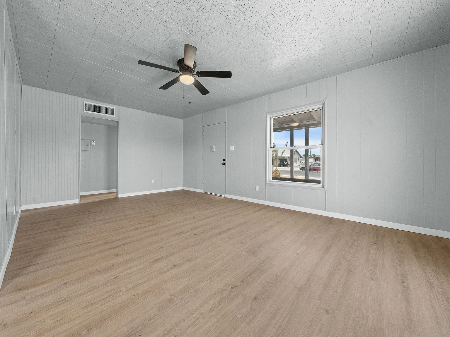 2 bed, 450 sqft, $1,300 — Photo 4