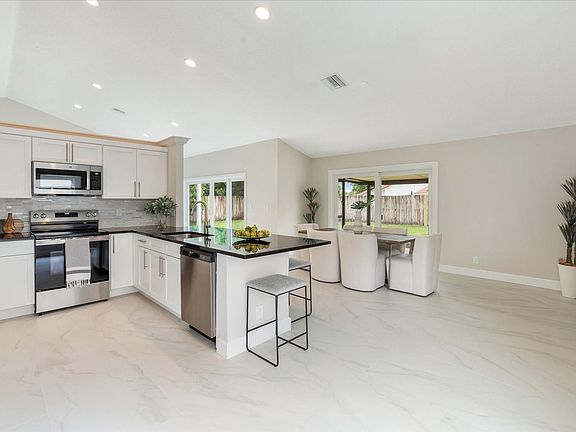 3rd image of 9768 Sun Pointe Dr