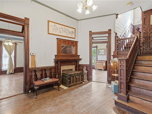 4th image of 503 Main St