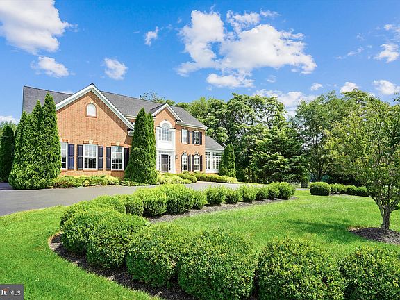 5th image of 22337 Essex View Dr