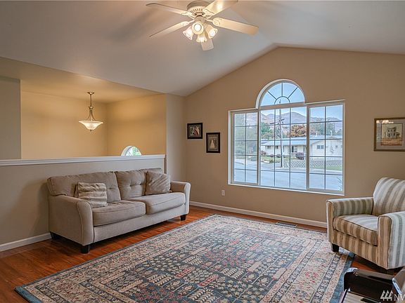 3rd image of 1595 Pacific Ct