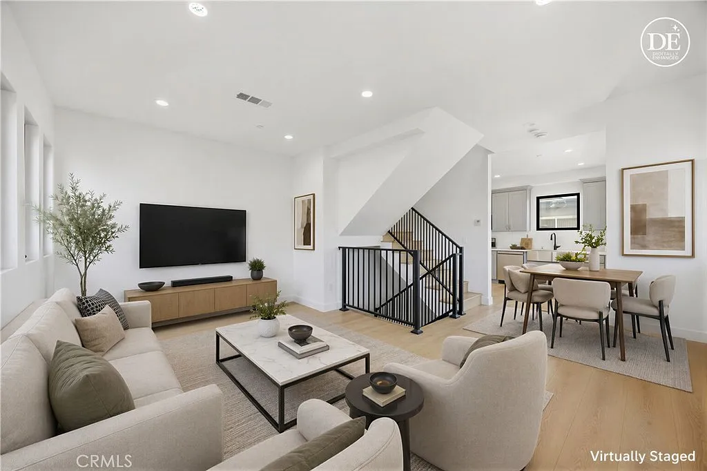 3 bed, 3.5 bath, 1359 sqft, $5,000 — Photo 2