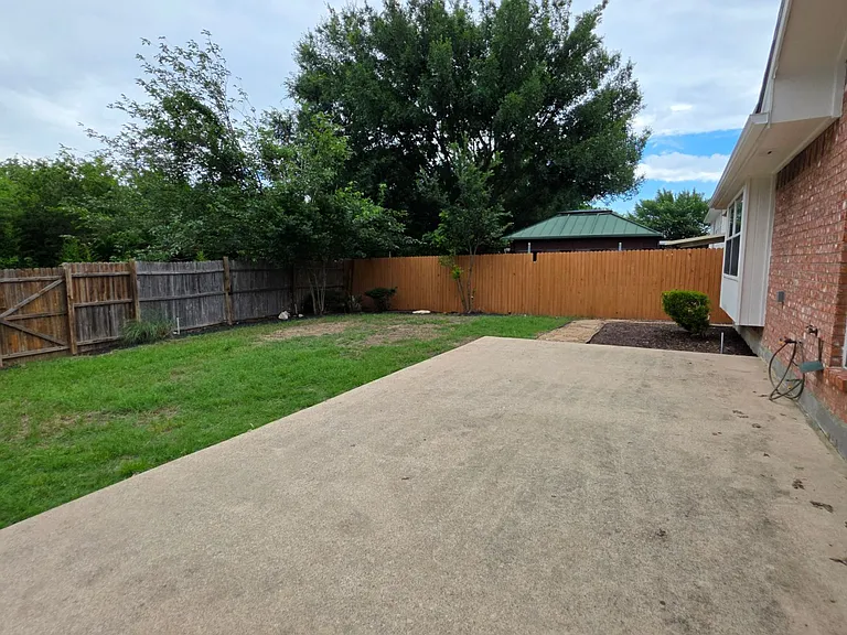 1268 Topeka Dr — Photo 37