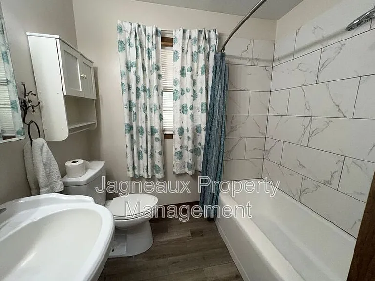1505 Meadow Dr — Photo 5
