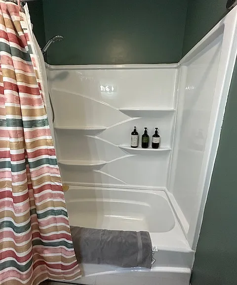 Tub & shower with essentials