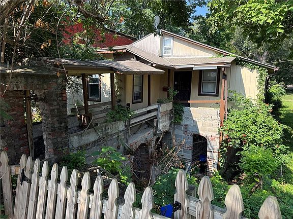 4th image of 2024 Summit St