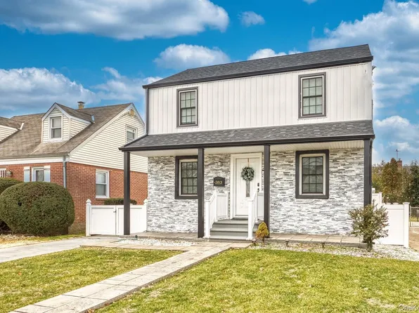 383 White Road, Mineola, NY 11501