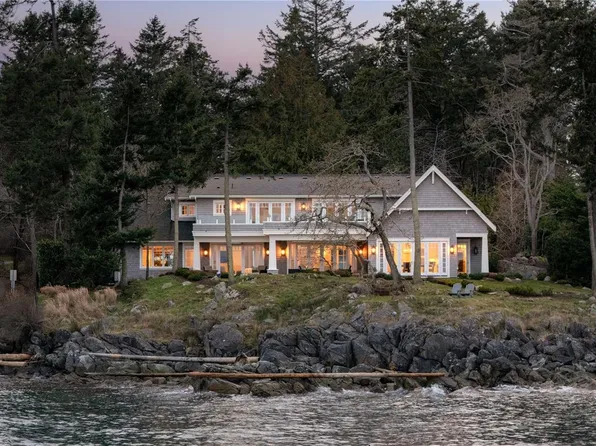 2616 Queenswood Ln, Saanich, BC V8N 1X5