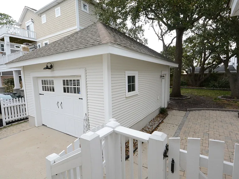 4116 Pretty Lake Ave — Photo 46