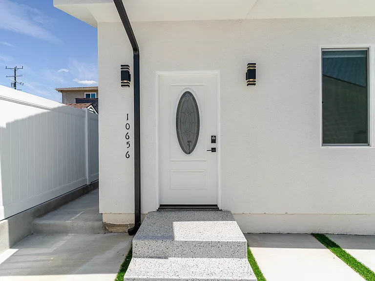 10656 Nassau Ave — Photo 3