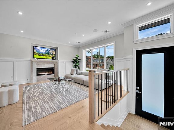 4th image of 306 Coolidge Avenue