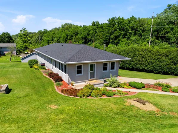 17427 Peru Rd, Dubuque, IA 52001