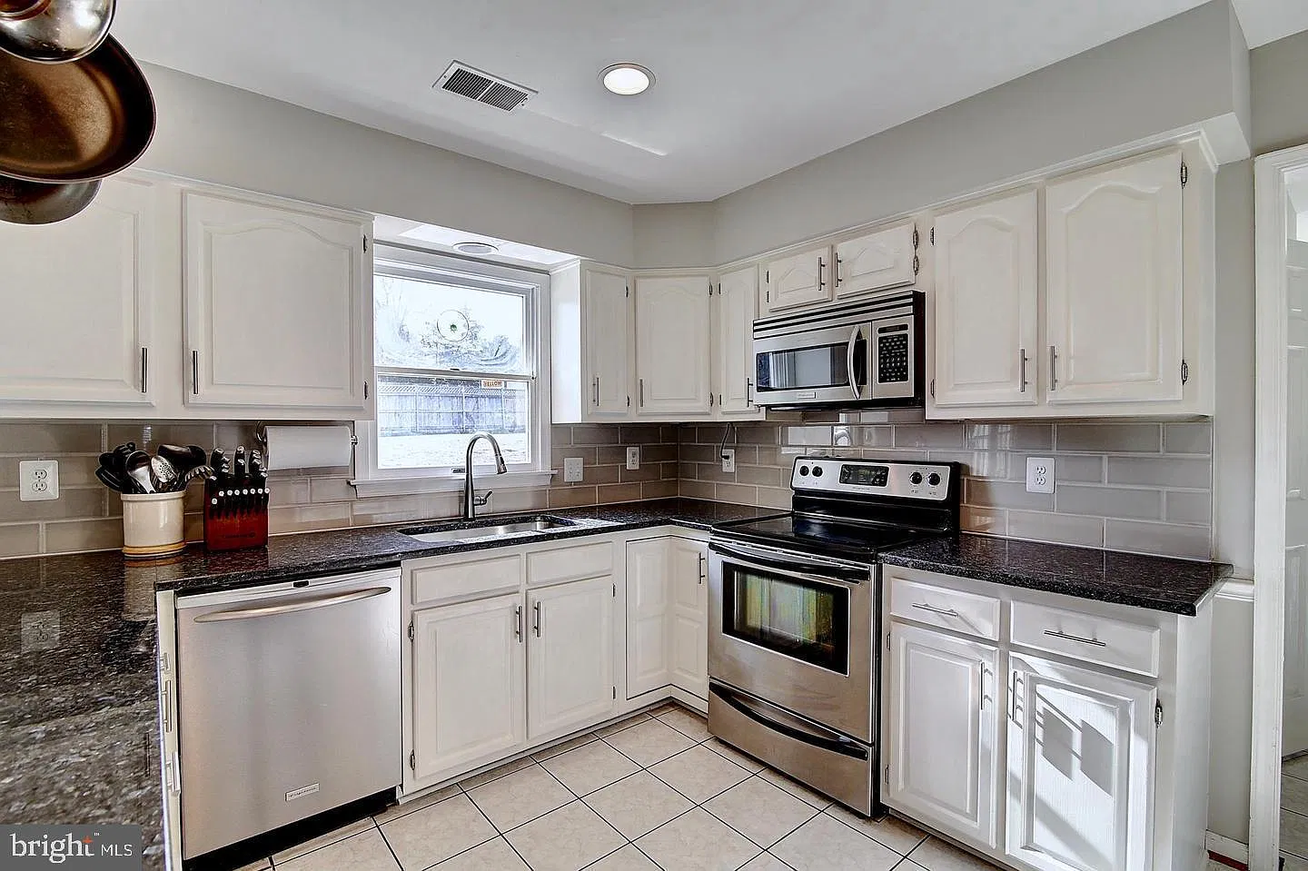 5 bed, 4.0 bath, 2738 sqft, $3,900 — Photo 4