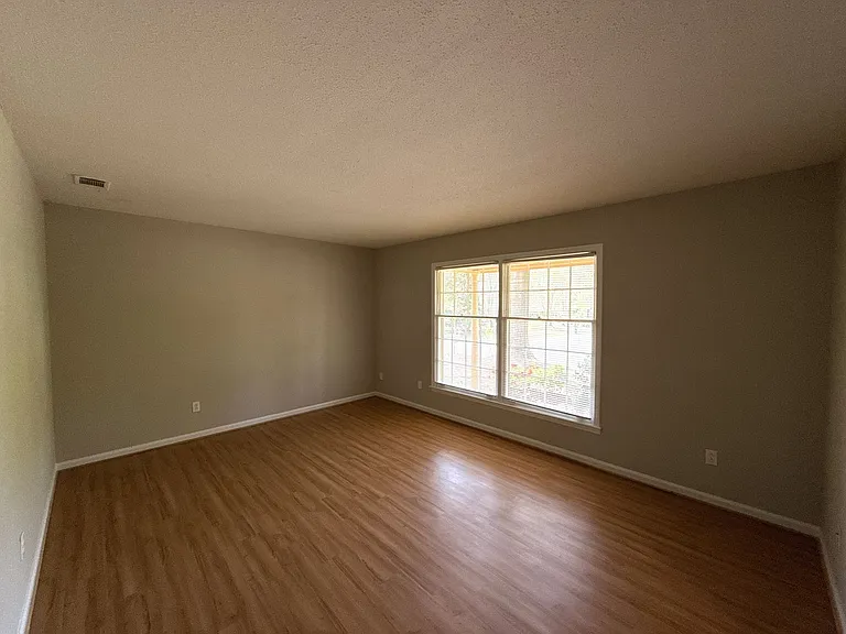 906 McLaughlin Dr — Photo 6