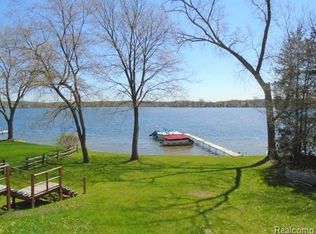 8440 Hillpoint Dr, Brighton, MI