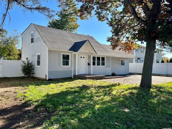 946 N Wellwood Avenue, Lindenhurst, NY 11757