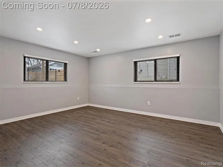 828 E 2nd St — Photo 15
