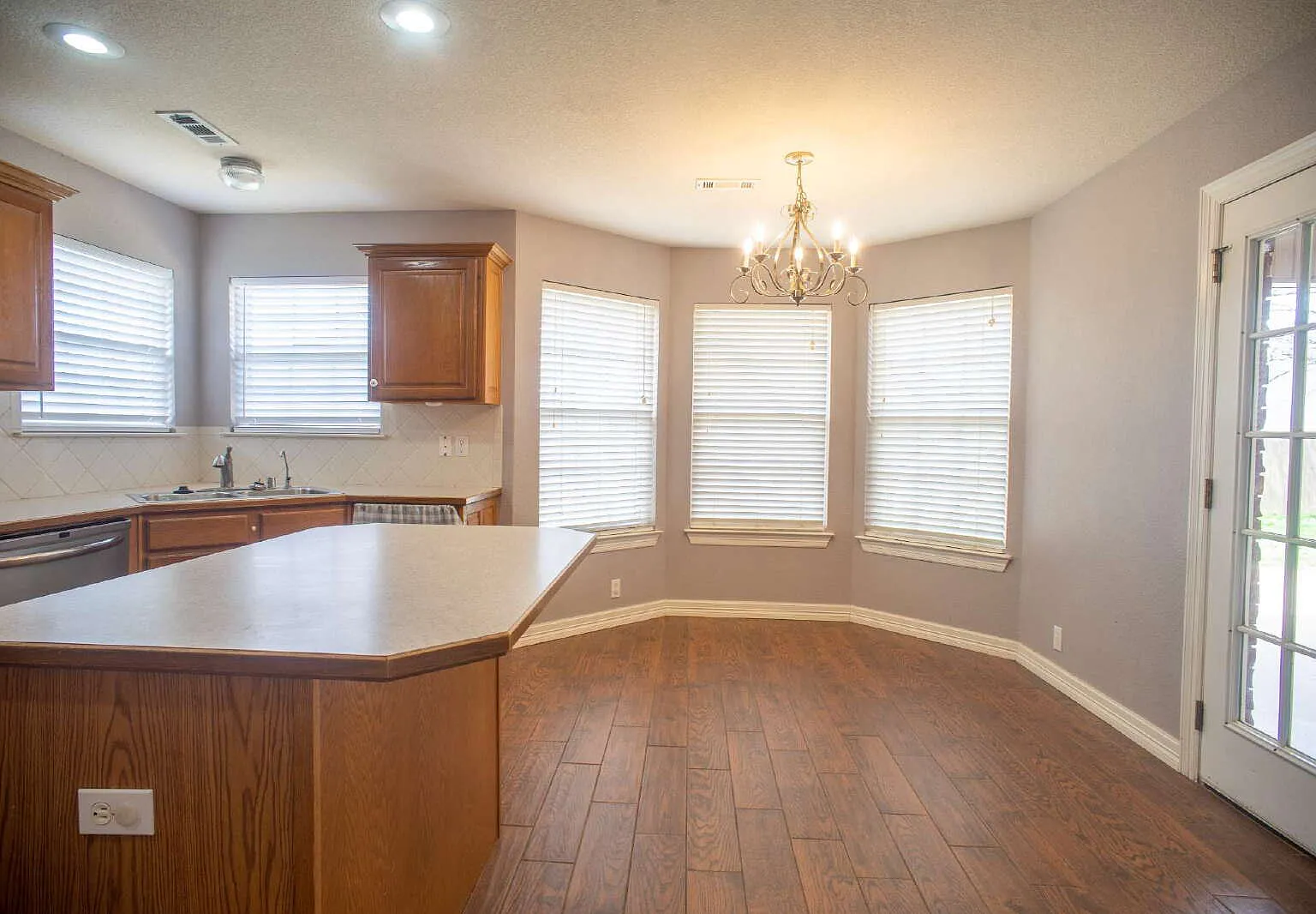 4 bed, 2.0 bath, 1982 sqft, $2,195 — Photo 4