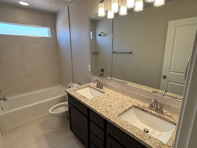 3644 Queen Ct NE — Photo 6