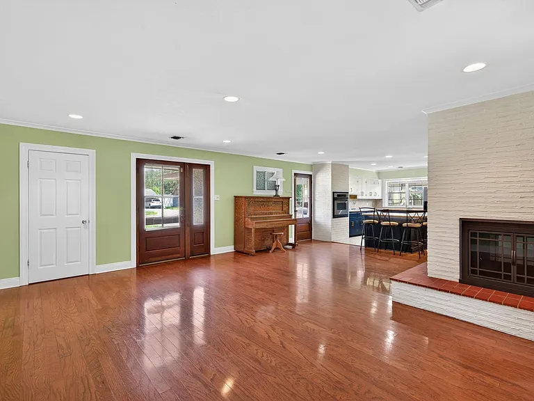 1911 Bermuda St — Photo 5