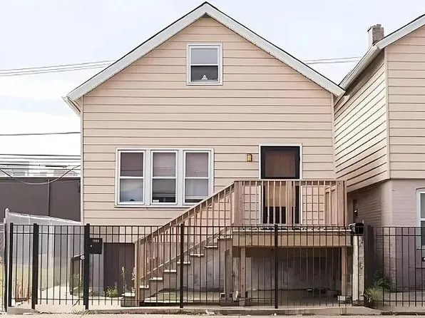 1933 W Grand Ave, Chicago, IL 60622