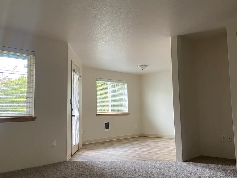 Westbury Commons — Photo 14