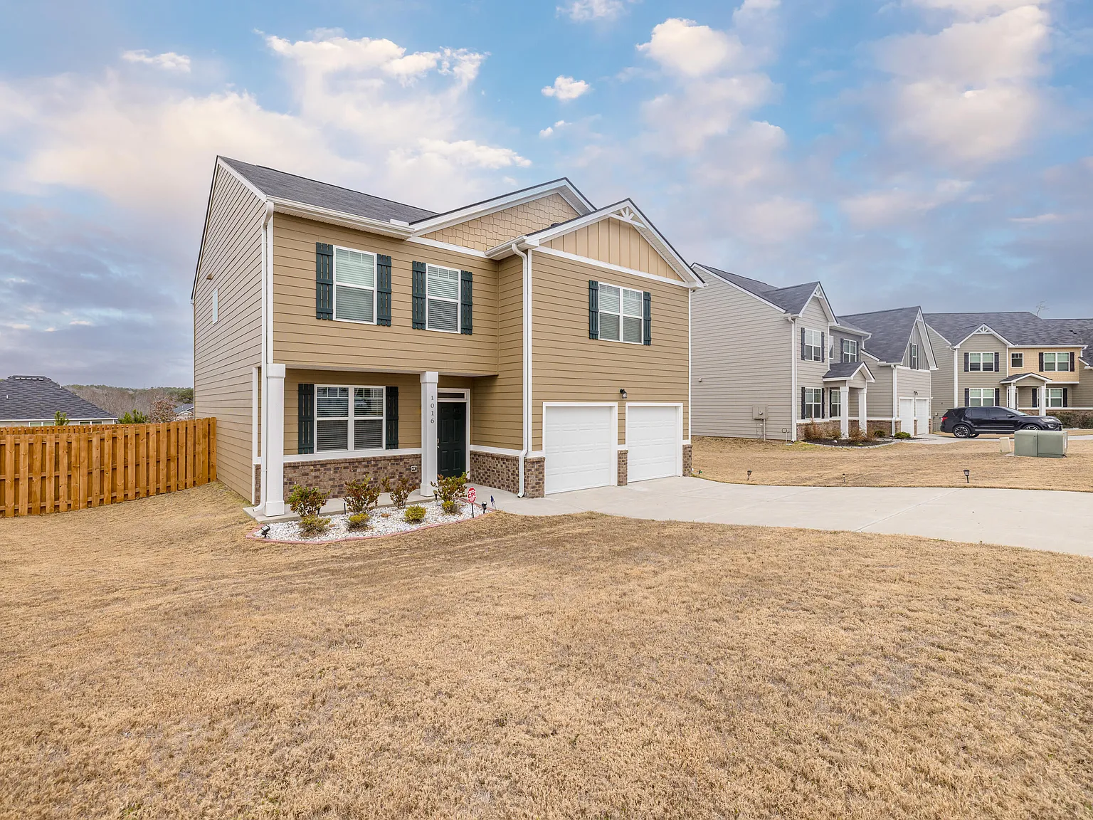 4 bed, 2.5 bath, 2416 sqft, $2,000 — Photo 2