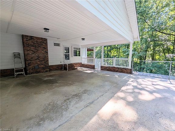 4th image of 115 Forest Park Dr